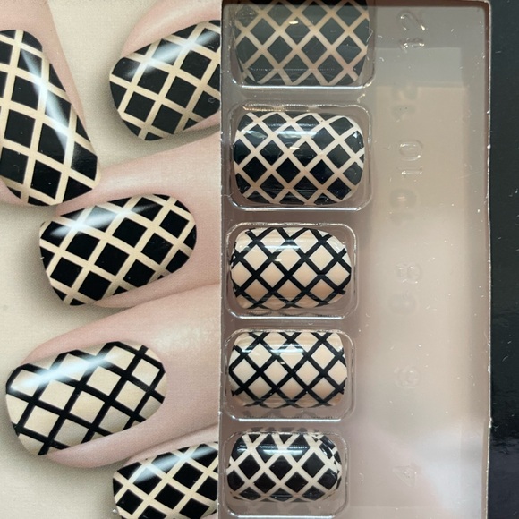 L’Oréal Colour Riche Press On Nails in “Cross The Line”, NWT - Picture 3 of 4